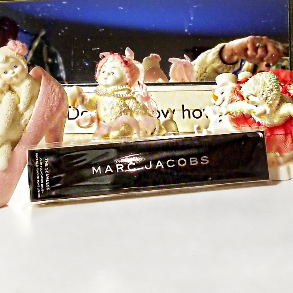 NIB MARC JACOBS THE SEEMLESS FOUNDATION BRUSH